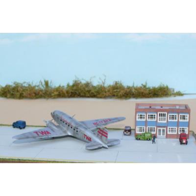 00 DC-3 Minicraft 1-144 scale by Andrew.JPG